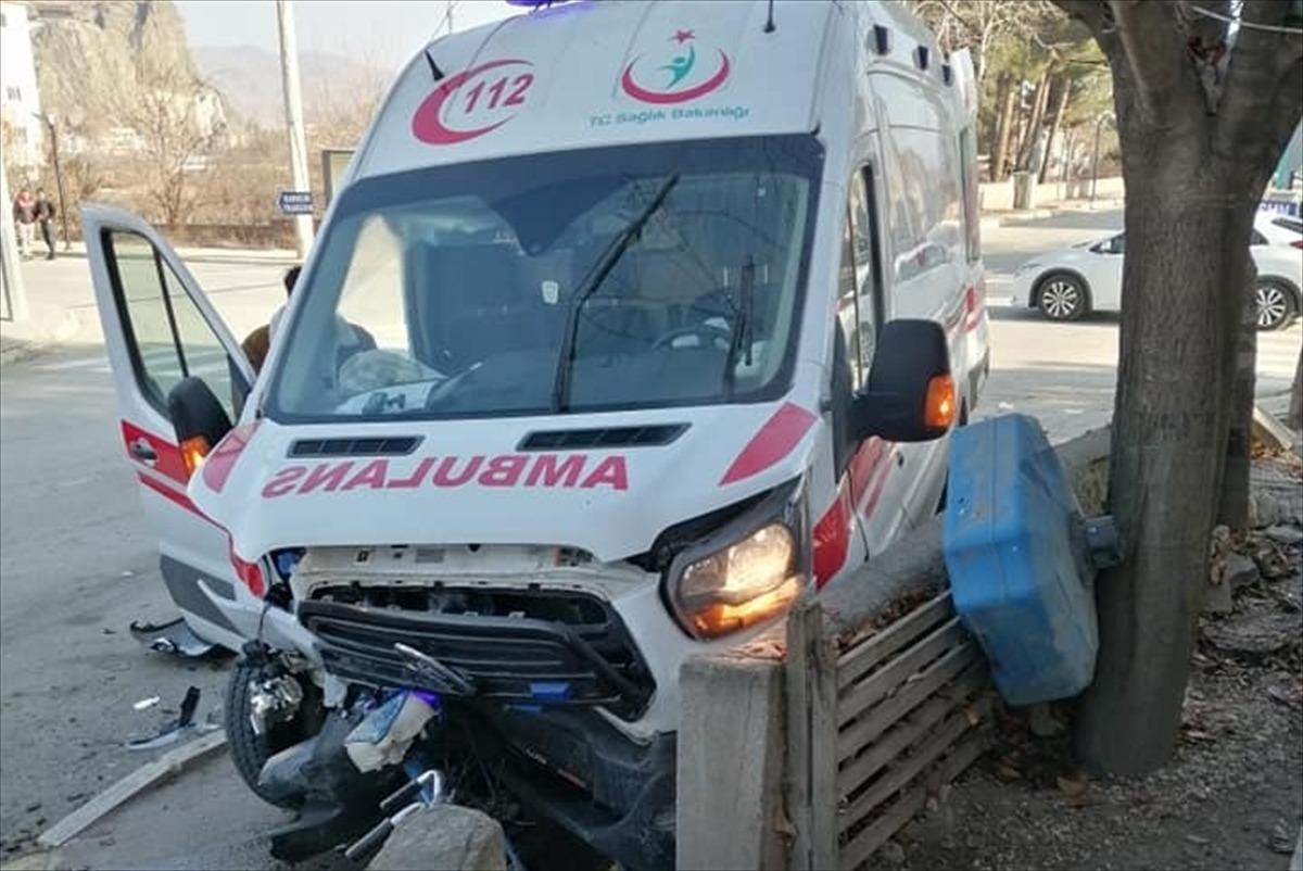 &Ccedil;orum'da ambulansla otomobilin &ccedil;arpıştığı kazada 3 kişi yaralandı