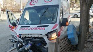 Çorum'da ambulansla otomobilin çarpıştığı kazada 3 kişi yaralandı