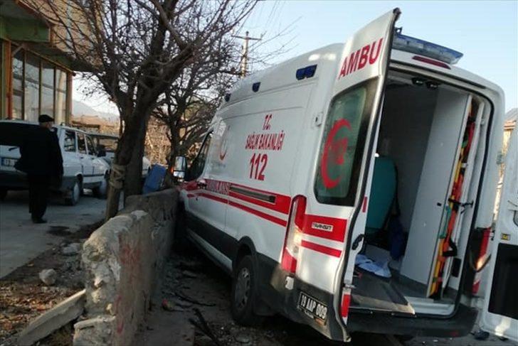 Çorum'da ambulansla otomobilin çarpıştığı kazada 3 kişi yaralandı G1