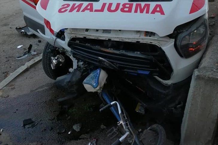 Çorum'da ambulansla otomobilin çarpıştığı kazada 3 kişi yaralandı G2
