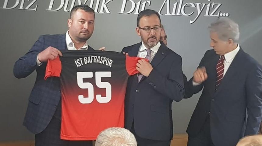 Bakan Kasapoğlu’na, İstanbul Bafraspor forması hediye edildi