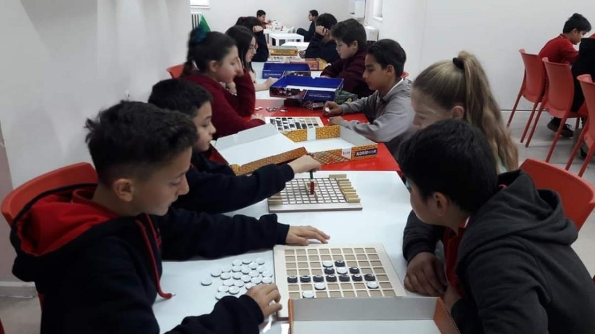 Vali Bektaş &ouml;ğretmenleri &ouml;d&uuml;llendirdi