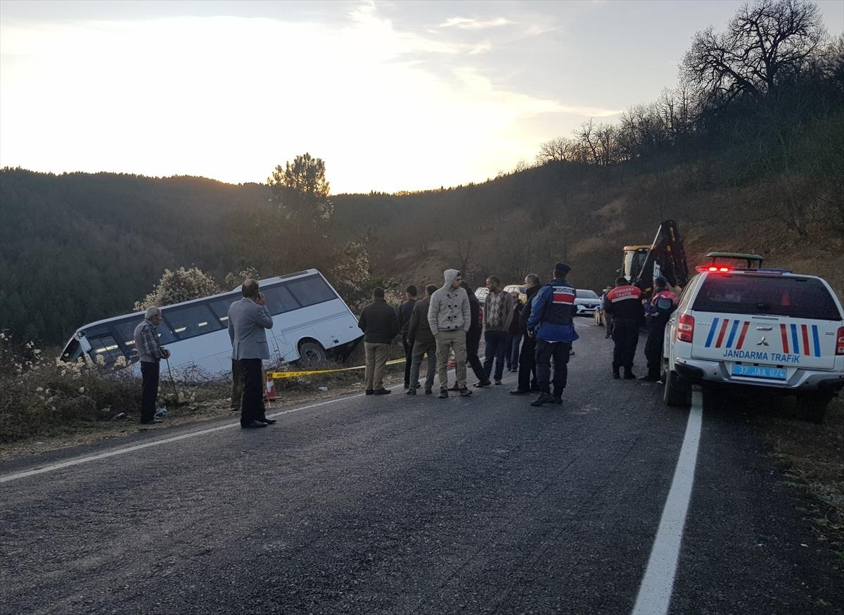 Kastamonu'da yolcunun s&uuml;r&uuml;c&uuml;n&uuml;n &uuml;zerine d&uuml;şmesi sonucu otob&uuml;s devrildi