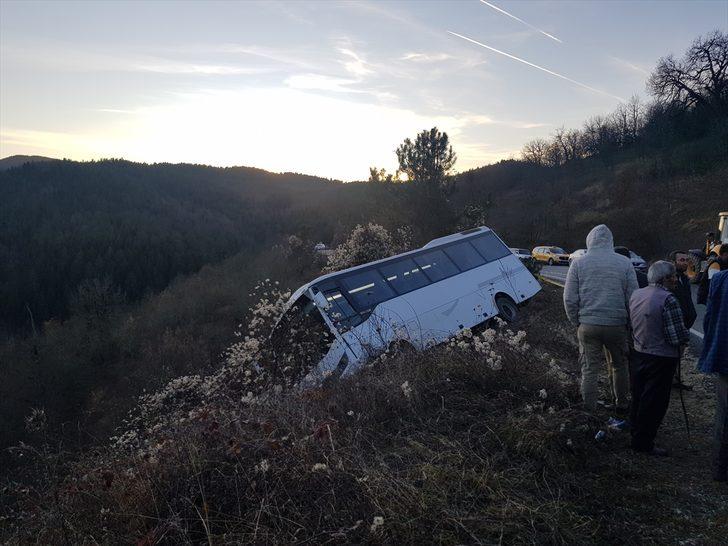 Kastamonu'da yolcunun sürücünün üzerine düşmesi sonucu otobüs devrildi G3