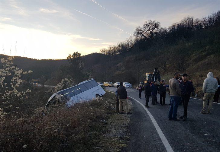 Kastamonu'da yolcunun sürücünün üzerine düşmesi sonucu otobüs devrildi G4