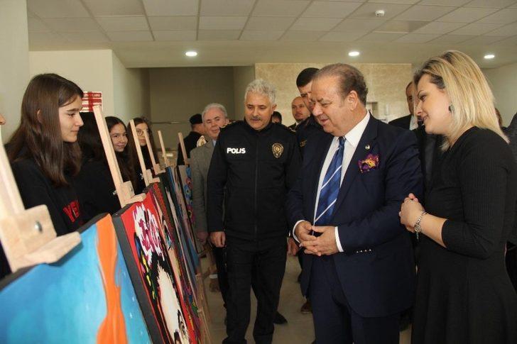 Kaymakamlık binasının girişi öğrencilerin eserleri ile dolup taşıyor G1