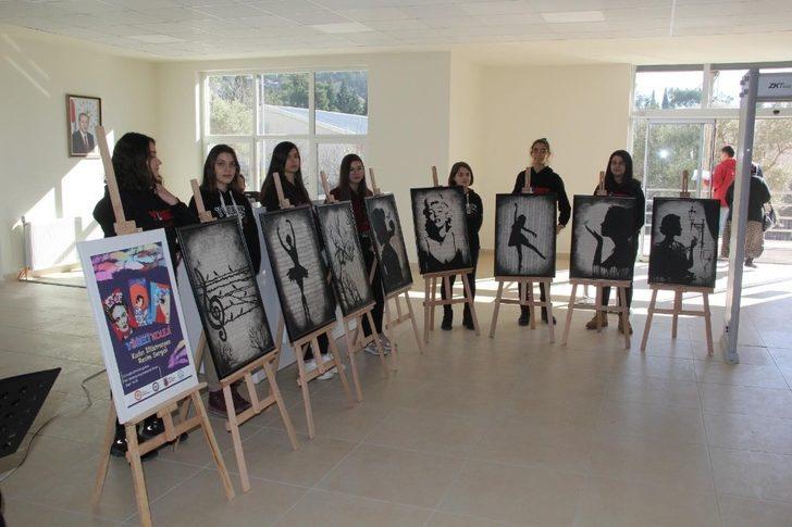 Kaymakamlık binasının girişi öğrencilerin eserleri ile dolup taşıyor G3