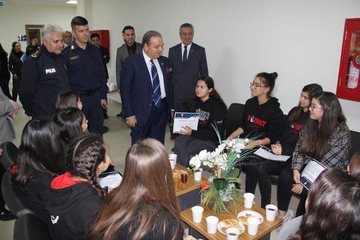 Kaymakamlık binasının girişi öğrencilerin eserleri ile dolup taşıyor G4