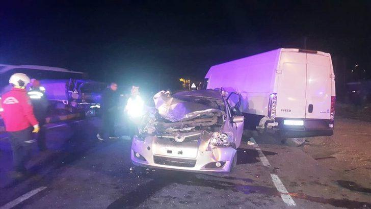 Alkollü sürücünün kullandığı kamyonet, trafik denetimi için bekleyen araçlara çarptı: 6 yaralı G3