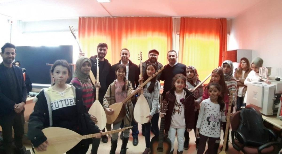 DP&Uuml;&rsquo;l&uuml; &ouml;ğrencilerden ilkokula m&uuml;zik sınıfı