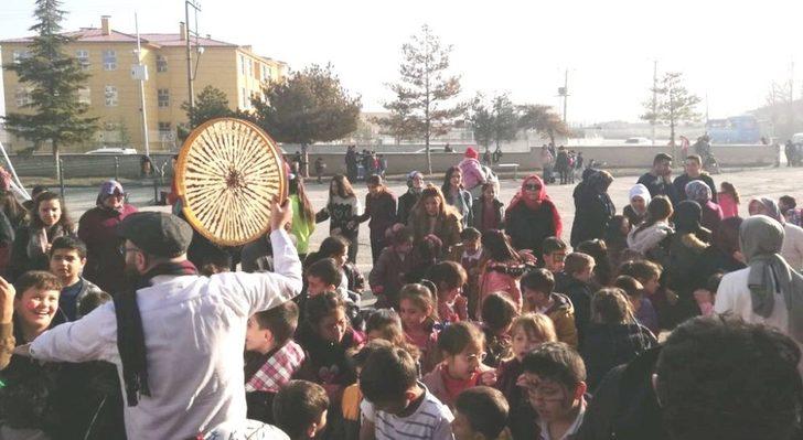 DPÜ’lü öğrencilerden ilkokula müzik sınıfı G4