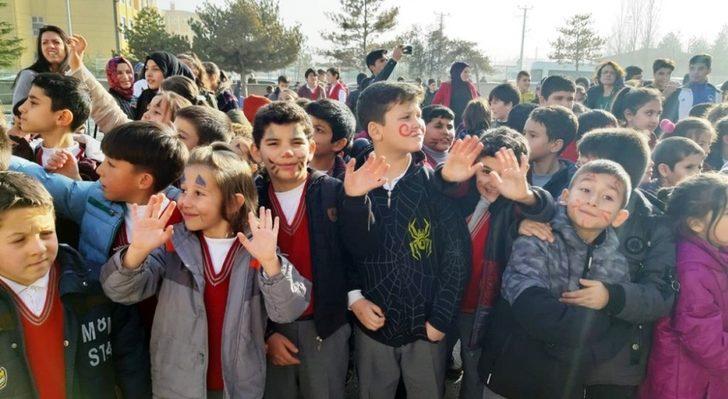 DPÜ’lü öğrencilerden ilkokula müzik sınıfı G5