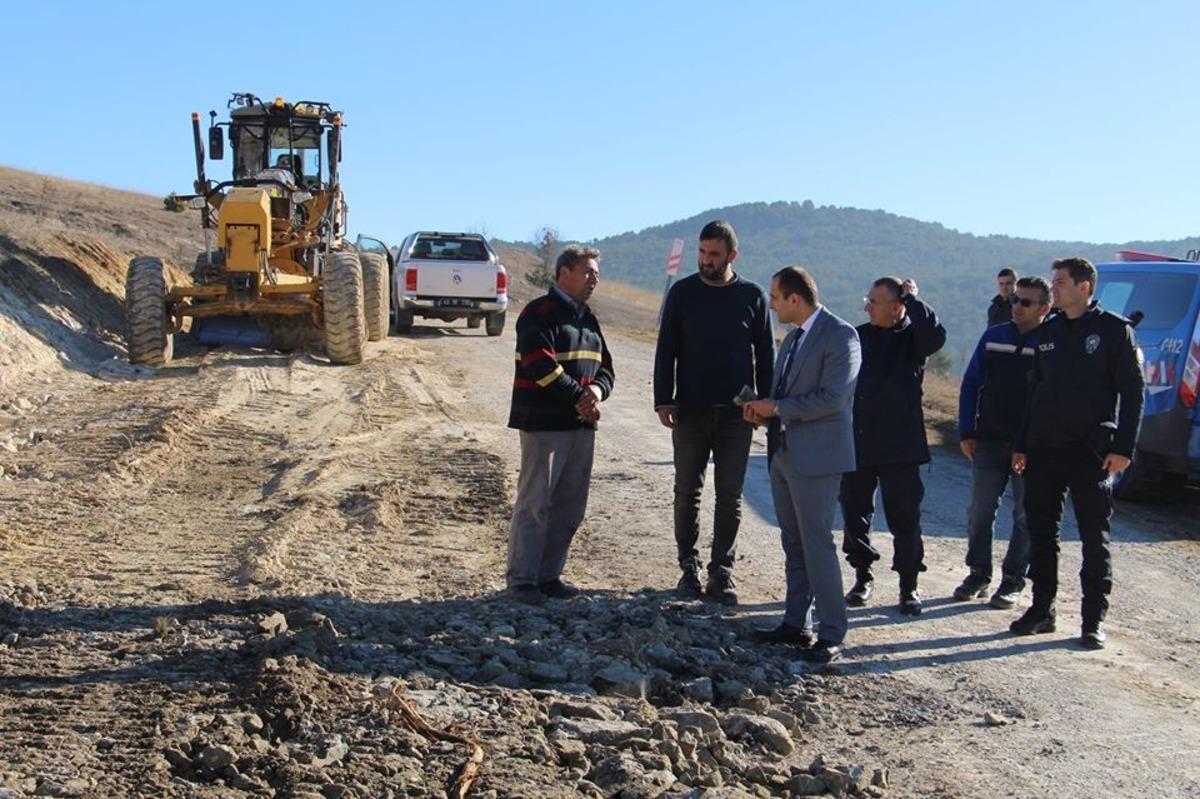 Dumlupınar&rsquo;da k&ouml;y yollarını genişletme &ccedil;alışmaları
