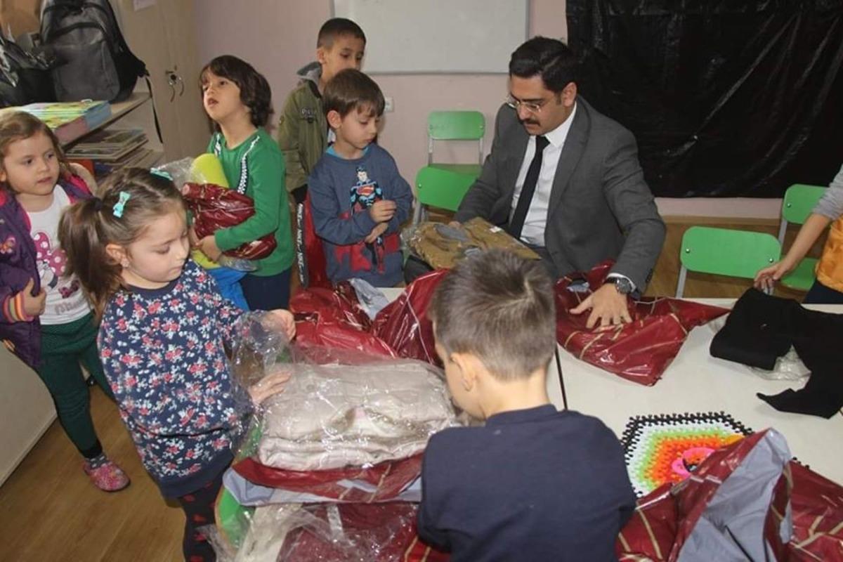 Anaokulu &ouml;ğrencilerine giysi yardımı