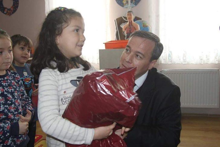 Anaokulu öğrencilerine giysi yardımı G3