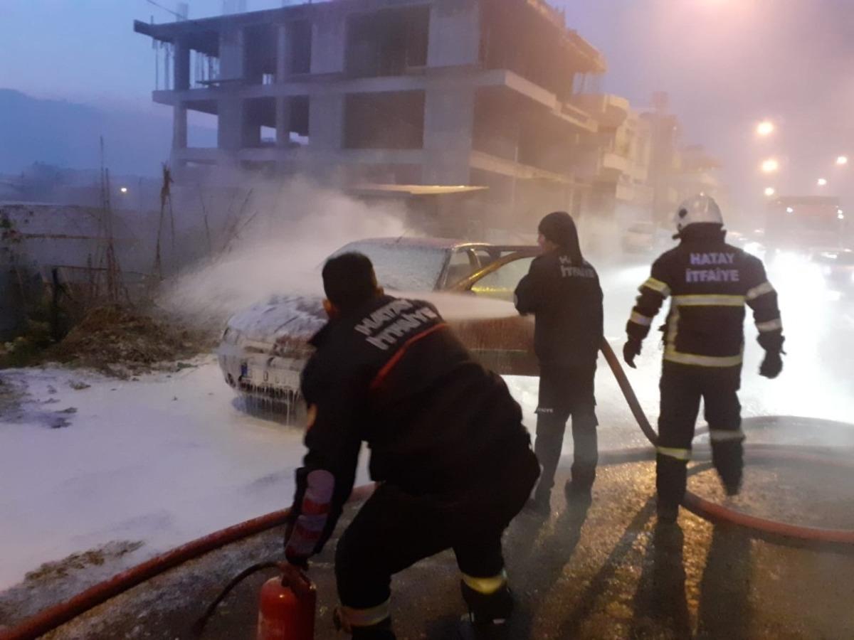 Samandağ&rsquo;da seyir halindeki otomobil yandı