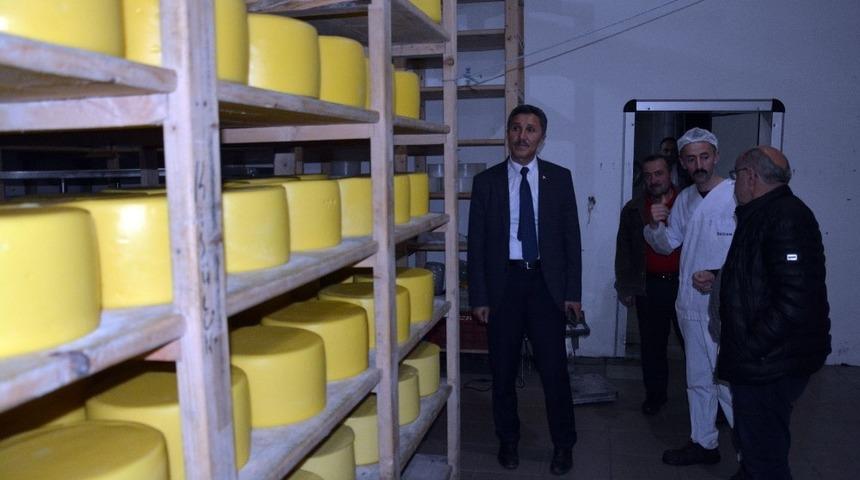 Başkan Kaya, s&uuml;t &uuml;r&uuml;nleri fabrikasını inceledi