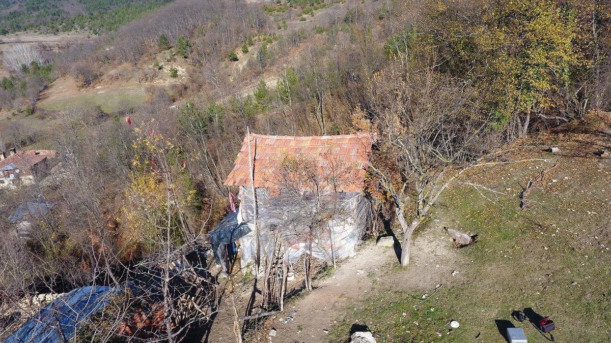 Eşeğiyle yaşıyor... Kış g&uuml;n&uuml; naylon barakada yaşam savaşı veriyor