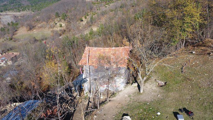 Eşeğiyle yaşıyor... Kış günü naylon barakada yaşam savaşı veriyor G1