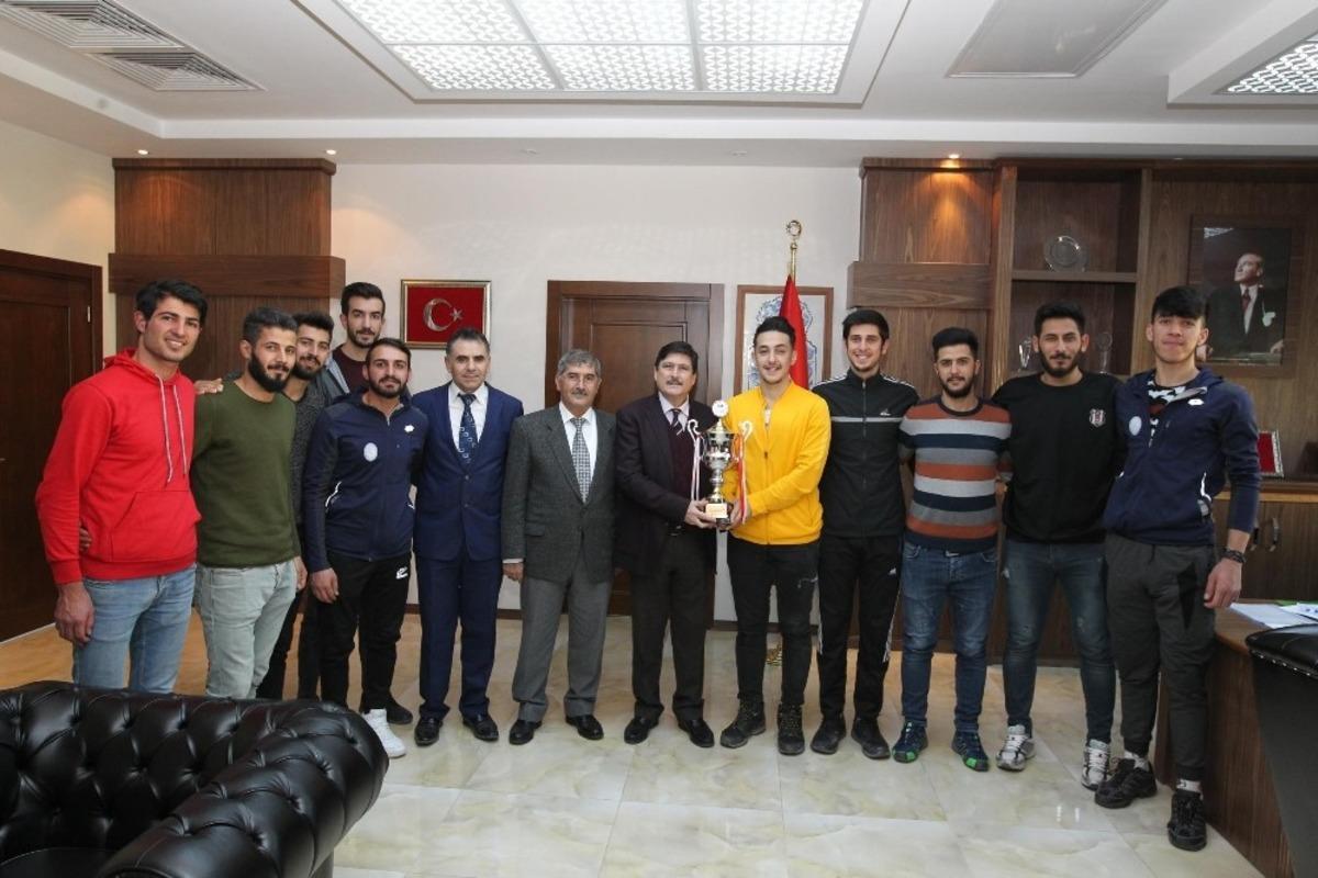 BE&Uuml; Erkek Voleybol Takımı 1. Ligde