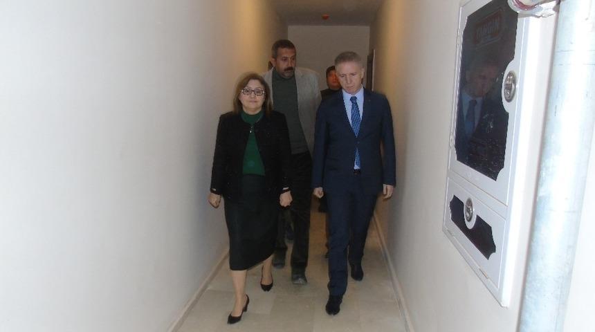 Vali G&uuml;l ve Belediye Başkanı Fatma Şahin TOKİ konutlarını gezdi