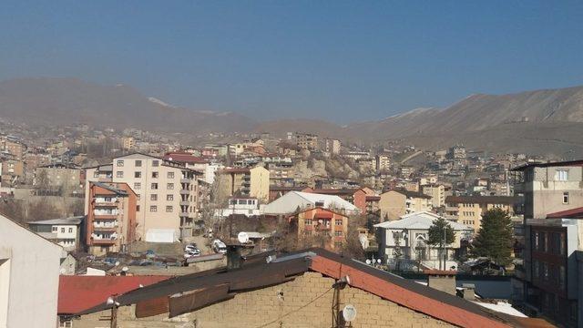 Hakkari halkı, havanın temizlenmesi için kar yağışını bekliyor