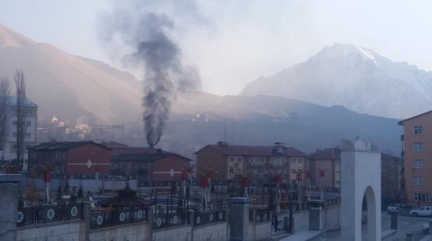 Hakkari halkı, havanın temizlenmesi i&ccedil;in kar yağışını bekliyor