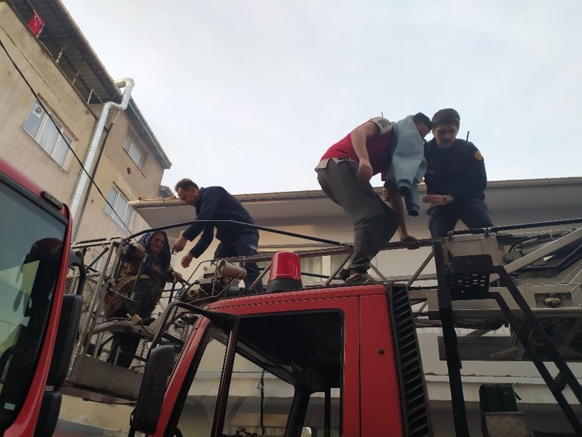Bursa&rsquo;da can pazarı... Alevler i&ccedil;inde kalan 3&rsquo;&uuml; &ccedil;ocuk 10 kişi kurtarıldı