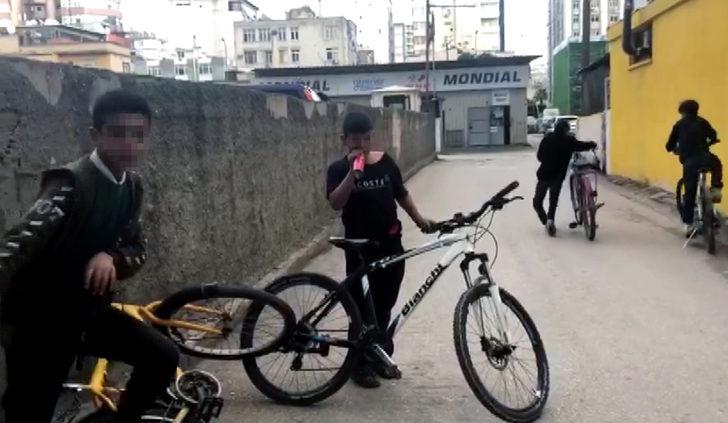 Adana'da skandal görüntüler! Sokak ortasında çakmak gazı kokluyorlar G1