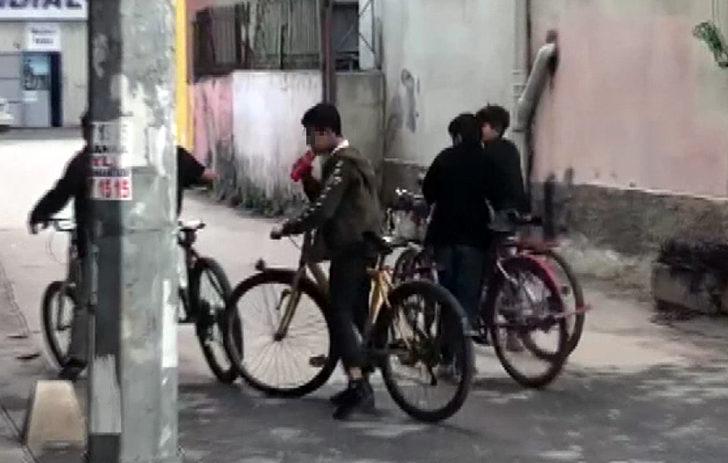 Adana'da skandal görüntüler! Sokak ortasında çakmak gazı kokluyorlar G3