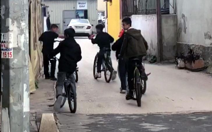 Adana'da skandal görüntüler! Sokak ortasında çakmak gazı kokluyorlar G5