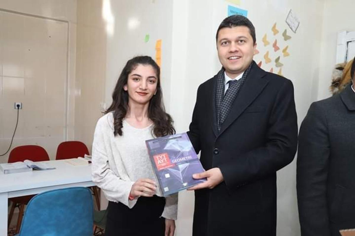 Kaymakam &Ouml;zt&uuml;rk&rsquo;ten k&ouml;ylerdeki kitap kafelere ziyaret