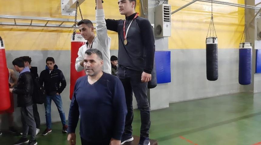 Gen&ccedil; Boks&ouml;rler Okullar Arası İl Birinciliğinde Ringe &Ccedil;ıktı