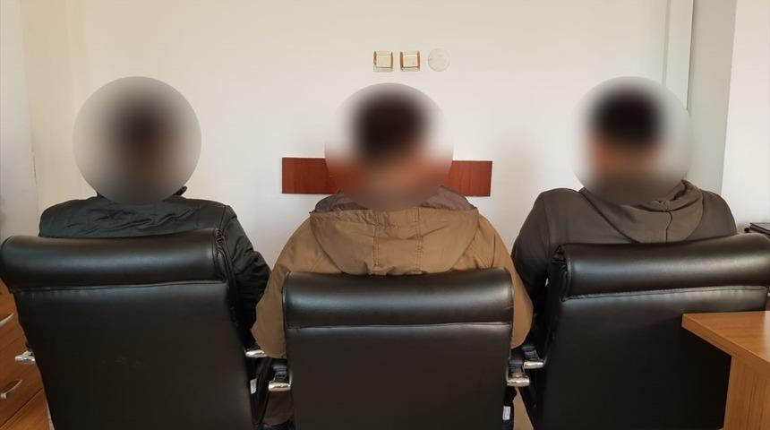 Jandarmanın iknasıyla ter&ouml;r &ouml;rg&uuml;t&uuml; PKK'da y&ouml;netici d&uuml;zeydeki 3 ter&ouml;rist teslim oldu
