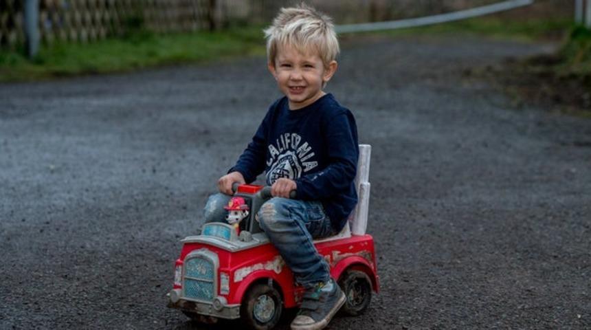 Babasını kurtarmak için oyuncak arabasıyla otobana çıktı