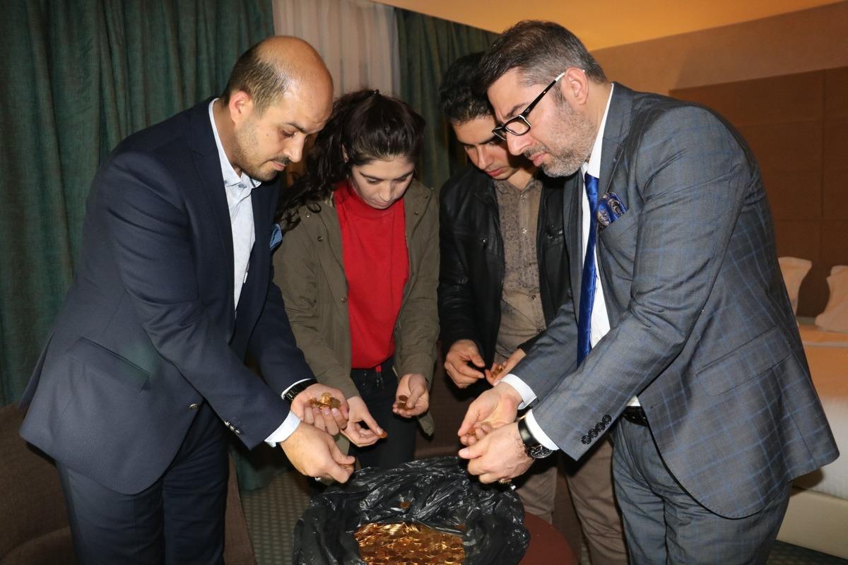 Kat g&ouml;revlileri fark etti! Otel odasından poşet dolusu para &ccedil;ıktı 