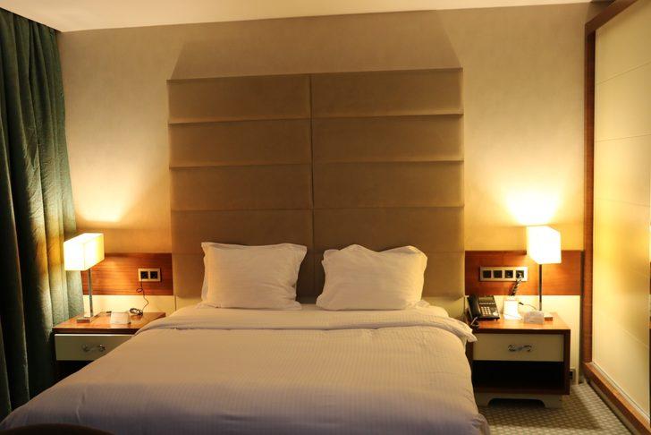 Kat görevlileri fark etti! Otel odasından poşet dolusu para çıktı  G1