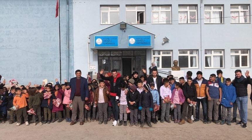 Köy okulundaki miniklerin tıraş mutluluğu