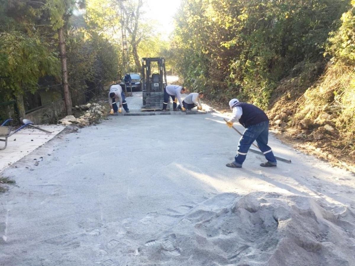 B&uuml;y&uuml;kşehir&rsquo;in desteğiyle &Ccedil;amlıyayla&rsquo;da sokaklara kilitli parke taşı d&ouml;şendi