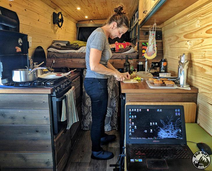 Minibüsü bir senede evleri haline getirdiler! İçini gören şokta G4