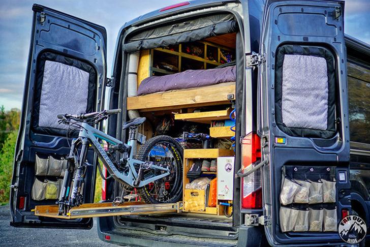 Minibüsü bir senede evleri haline getirdiler! İçini gören şokta G3