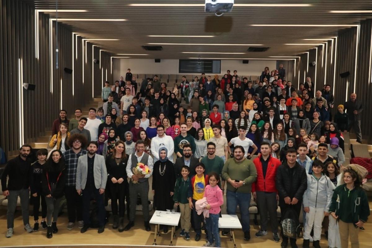 &ldquo;Sahnede Bir &Ouml;m&uuml;r&rdquo; s&ouml;yleşilerinin konuğu oyuncu Cengiz K&uuml;&ccedil;&uuml;kayvaz oldu