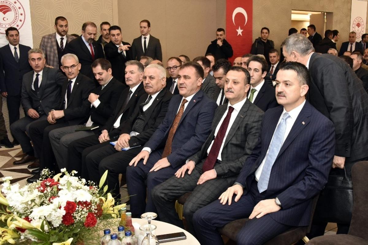 Tarım ve Orman Bakanı Pakdemirli: "Vatandaşın sağlığıyla oynayanlara, hakiki arıcılarımın emeğini &ccedil;alanlara asla ve asla m&uuml;saade etmeyeceğiz&rdquo;