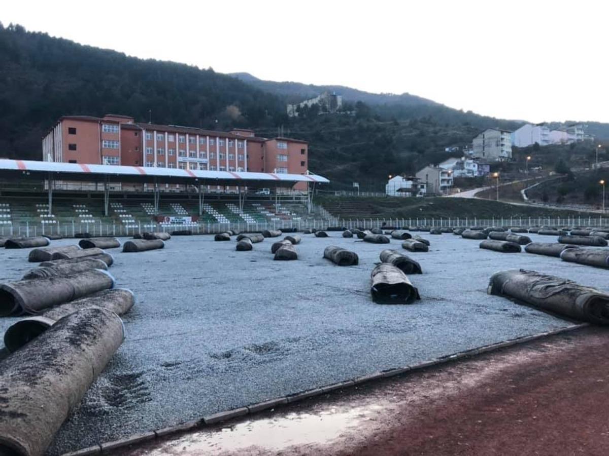 Simav il&ccedil;e stadının suni &ccedil;imleri yenileniyor