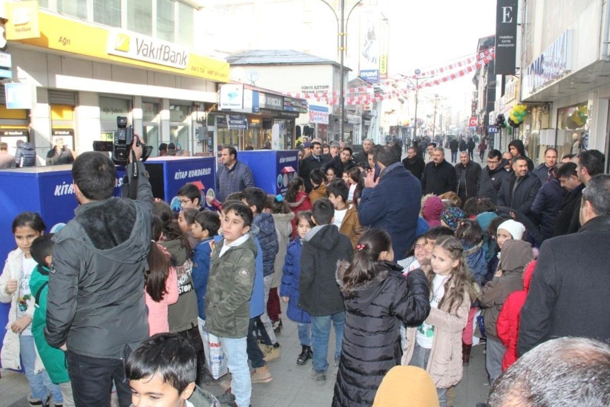 Ağrılı &ouml;ğrenciler kumbaralarda kitap biriktirecek