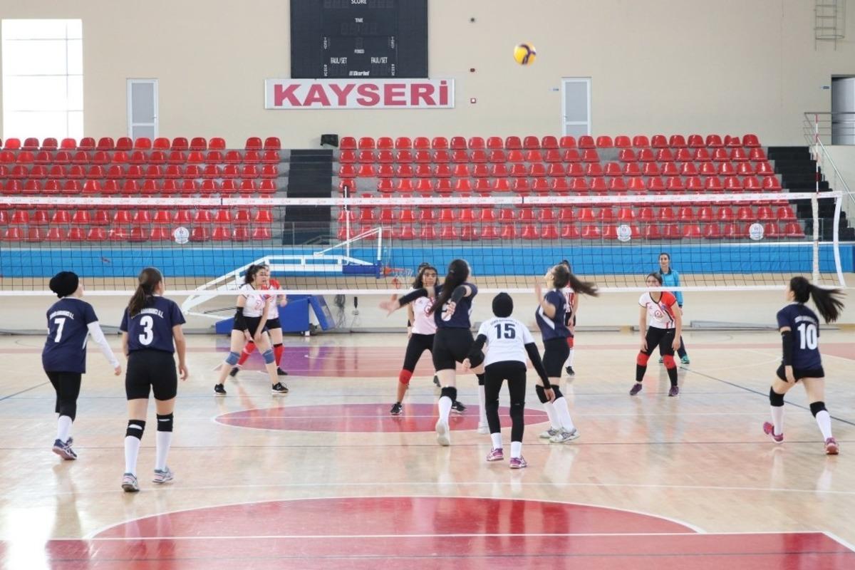 Voleybol M&uuml;sabakaları S&uuml;r&uuml;yor