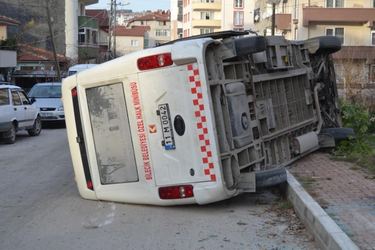 Bilecik&rsquo;te yolcu minib&uuml;s&uuml; devrildi: 2 yaralı
