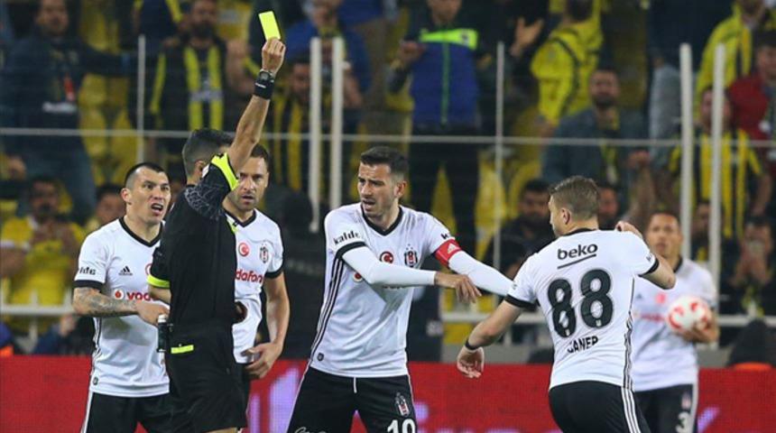 Derbide kartlar havada uçuşuyor