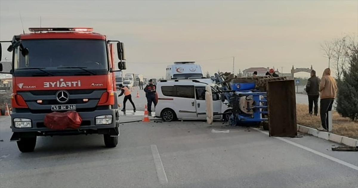 Manisa'da hafif ticari ara&ccedil; trakt&ouml;re &ccedil;arptı: 3 yaralı