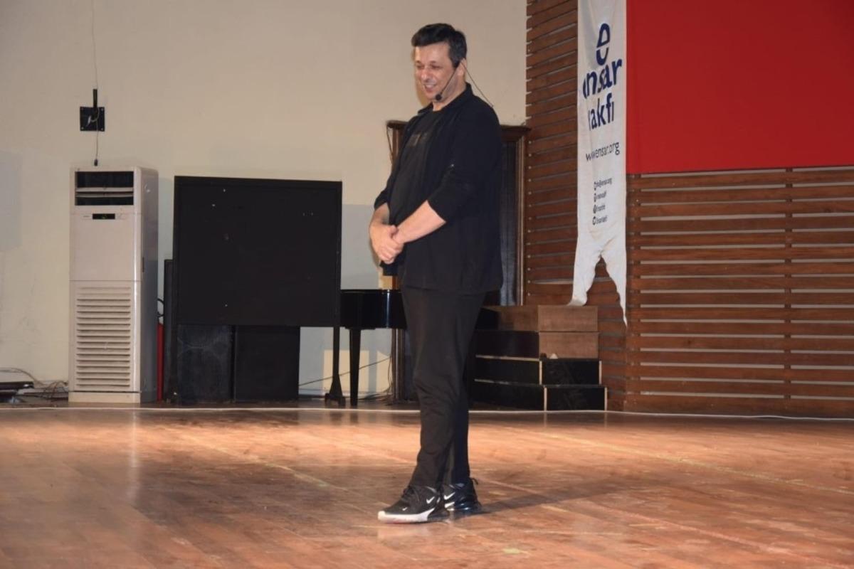 Liseli gen&ccedil;leri kahkahaya boğdu